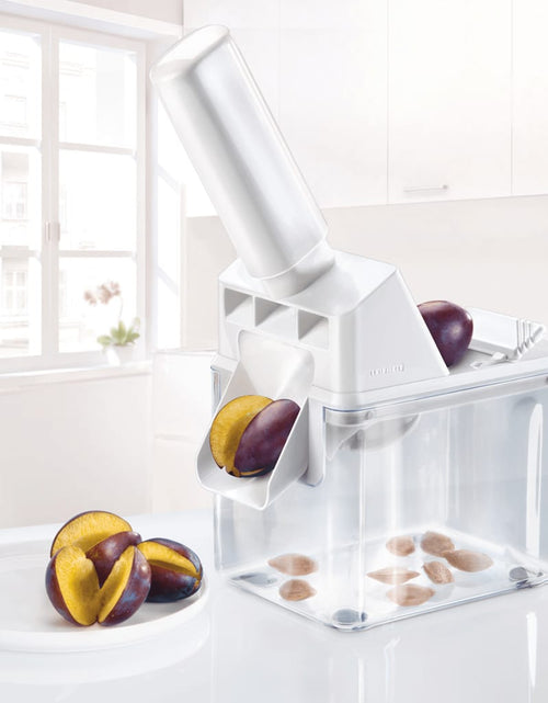 Încărcați imaginea în vizualizatorul Galerie, Leifheit Instrument de eliminare sâmburi pentru prune, alb, 37300
