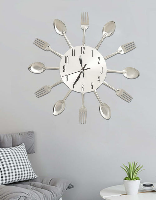 Încărcați imaginea în vizualizatorul Galerie, Ceas de perete model lingură/furculiță argintiu 31 cm aluminiu - Lando
