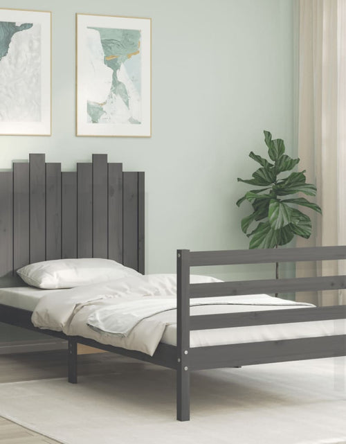 Încărcați imaginea în vizualizatorul Galerie, Cadru de pat cu tăblie, gri, 90x200 cm, lemn masiv - Lando
