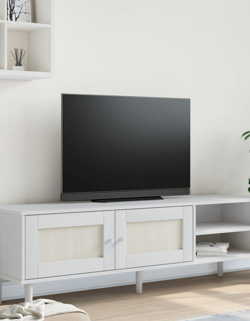 Загрузите изображение в средство просмотра галереи, Comodă TV SENJA aspect ratan alb, 158x40x49 cm, lemn masiv pin - Lando
